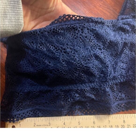 Victoria’s Secret Lace Bandeau
Bralette Off Shoulder top. Size small petite - Picture 5 of 9